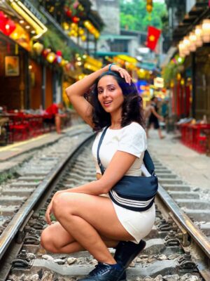 Riya Suman Instagram - Tourist trap that you gotta do anyway 🤷‍♀️😅
.
.
.
#riyasuman #vietnam #hanoi #hanoitrainstreet