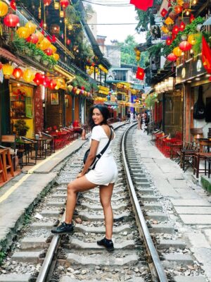 Riya Suman Instagram - Tourist trap that you gotta do anyway 🤷‍♀️😅
.
.
.
#riyasuman #vietnam #hanoi #hanoitrainstreet