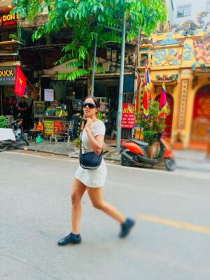 Riya Suman Instagram - Tourist trap that you gotta do anyway 🤷‍♀️😅
.
.
.
#riyasuman #vietnam #hanoi #hanoitrainstreet