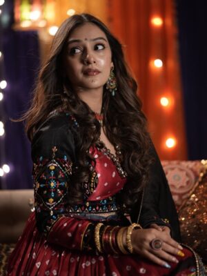 Rj Mahvash Instagram - Sanskar aur bandook - dono rakhte hain😂🤌🏻
.
.
.
.
 
.
.
.Lehenga by : @aishwarya_designstudio 
.
#rjmahvash #ethnic #life #lifestyle #fashion #navratri #love #festival #india #indian #beauty #viral #trend