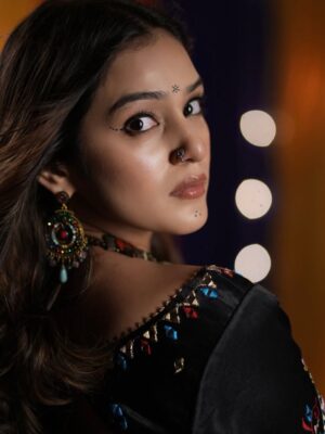 Rj Mahvash Instagram - Sanskar aur bandook - dono rakhte hain😂🤌🏻
.
.
.
.
 
.
.
.Lehenga by : @aishwarya_designstudio 
.
#rjmahvash #ethnic #life #lifestyle #fashion #navratri #love #festival #india #indian #beauty #viral #trend
