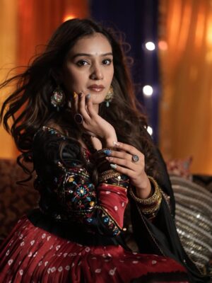 Rj Mahvash Instagram - Sanskar aur bandook - dono rakhte hain😂🤌🏻
.
.
.
.
 
.
.
.Lehenga by : @aishwarya_designstudio 
.
#rjmahvash #ethnic #life #lifestyle #fashion #navratri #love #festival #india #indian #beauty #viral #trend