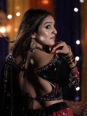 Rj Mahvash Instagram - Sanskar aur bandook - dono rakhte hain😂🤌🏻
.
.
.
.
 
.
.
.Lehenga by : @aishwarya_designstudio 
.
#rjmahvash #ethnic #life #lifestyle #fashion #navratri #love #festival #india #indian #beauty #viral #trend