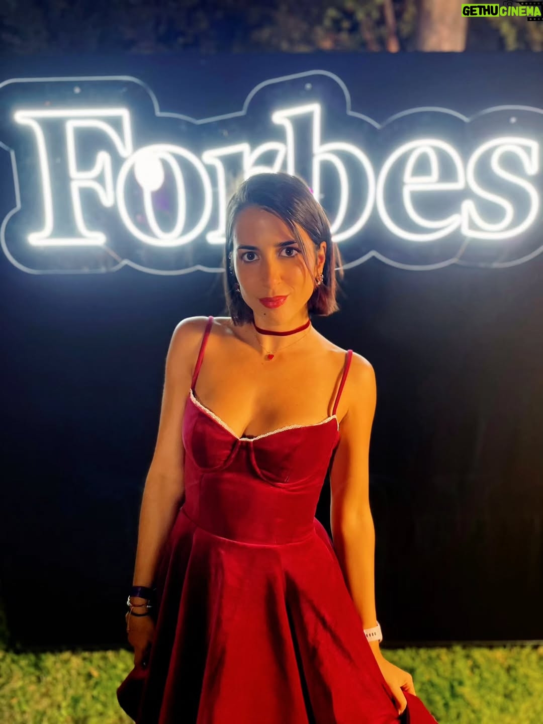 Rocío Vidal - 17.6K Likes - Por primera vez, he entrado en la lista @forbes_es como creadora de contenido, y aunque es algo simbólico, para mí es una demostración de que podemos llegar donde queramos con la divulgación y que no hay que tener miedo a decir ciertas cosas aunque incomoden🤘🏼
Gracias a toda la gente majísima que valoráis mi trabajo 💜