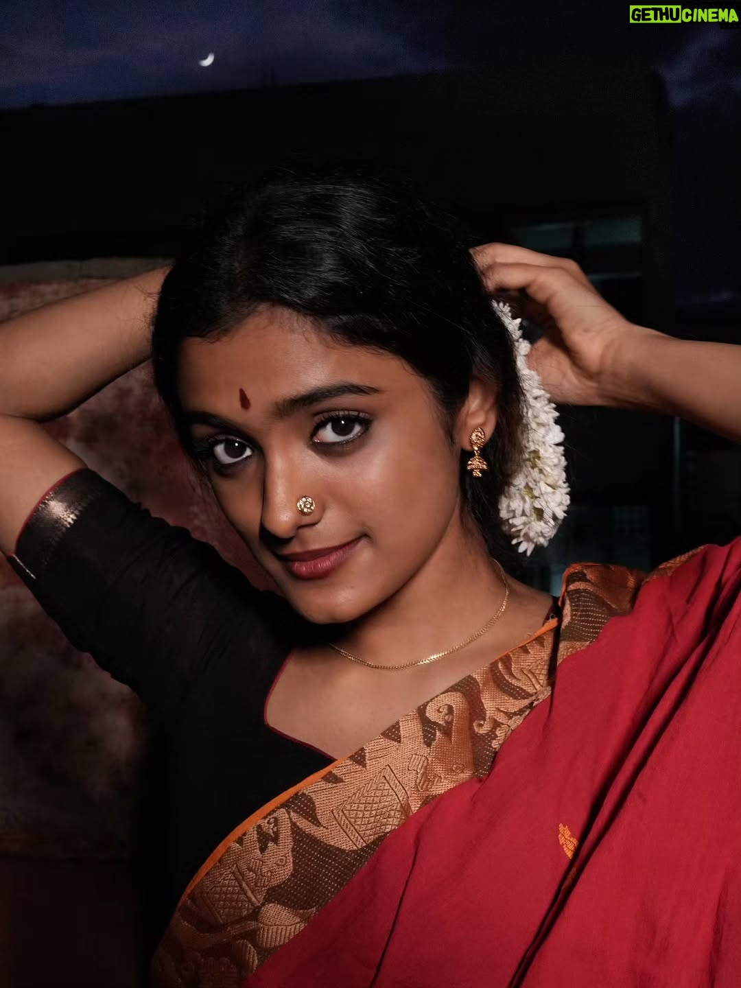 Roopa Koduvayur - 11.3K Likes - Asle Roopa ante paddhathi..paddhathi ante roopa andhulonu shravana sukravaram..so tappaledu.. 😁 
Pc @pavan_eyemoments idea credits motham pawan ki ..ur my moms fav she's is in love with this look and pictures u know ..😅❤️
.
.
.
.
..
.
.
.
.
.
.
.
.
.
.
.
.
.
.
.

.
#traditional #roopakoduvayur #vintagestyle