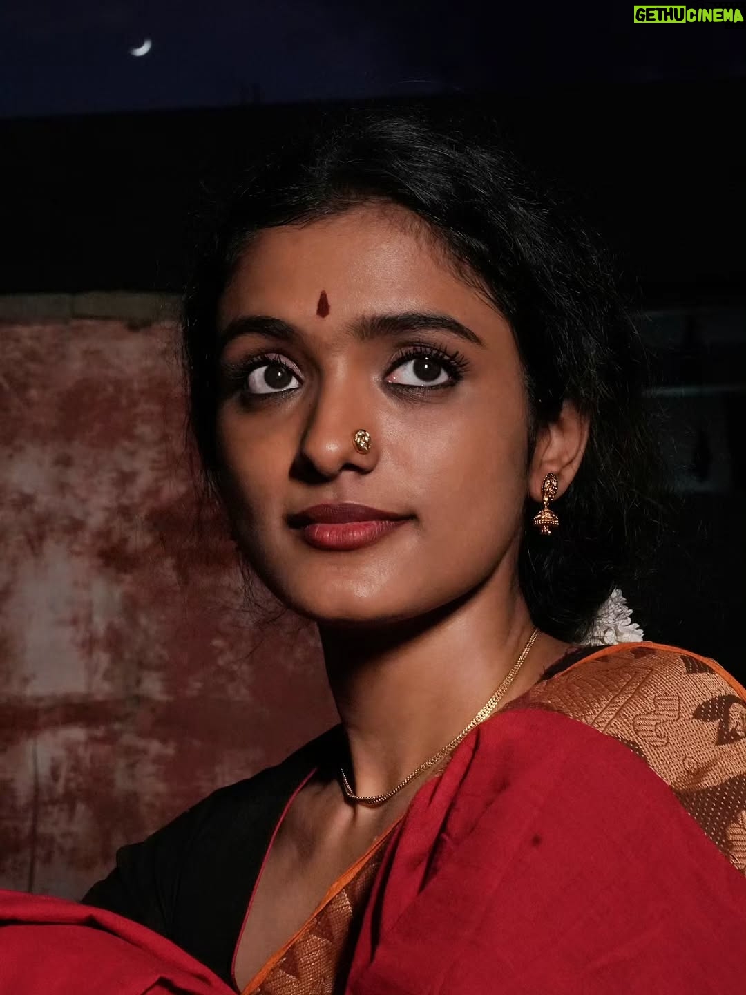 Roopa Koduvayur - 11.3K Likes - Asle Roopa ante paddhathi..paddhathi ante roopa andhulonu shravana sukravaram..so tappaledu.. 😁 
Pc @pavan_eyemoments idea credits motham pawan ki ..ur my moms fav she's is in love with this look and pictures u know ..😅❤️
.
.
.
.
..
.
.
.
.
.
.
.
.
.
.
.
.
.
.
.

.
#traditional #roopakoduvayur #vintagestyle
