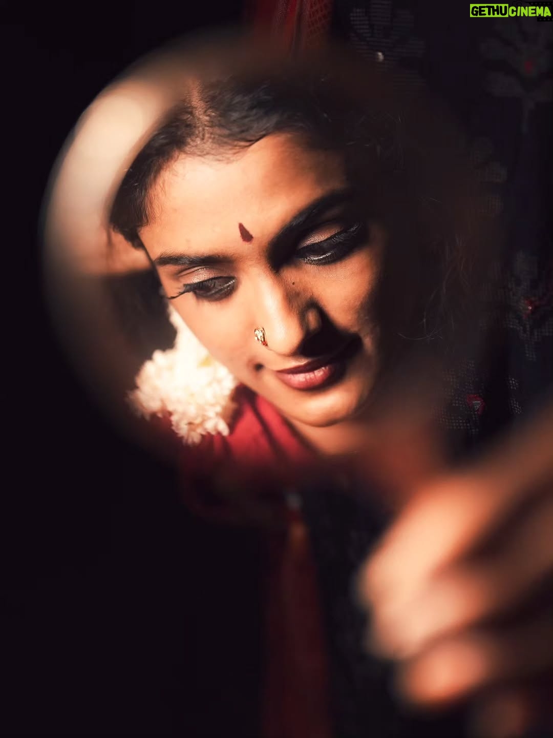 Roopa Koduvayur - 11.3K Likes - Asle Roopa ante paddhathi..paddhathi ante roopa andhulonu shravana sukravaram..so tappaledu.. 😁 
Pc @pavan_eyemoments idea credits motham pawan ki ..ur my moms fav she's is in love with this look and pictures u know ..😅❤️
.
.
.
.
..
.
.
.
.
.
.
.
.
.
.
.
.
.
.
.

.
#traditional #roopakoduvayur #vintagestyle