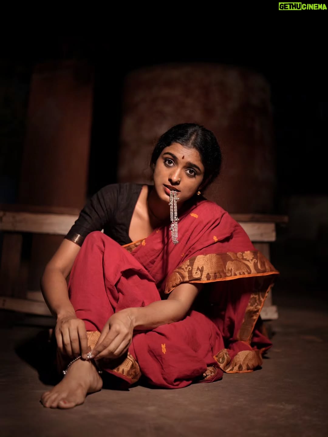 Roopa Koduvayur - 11.3K Likes - Asle Roopa ante paddhathi..paddhathi ante roopa andhulonu shravana sukravaram..so tappaledu.. 😁 
Pc @pavan_eyemoments idea credits motham pawan ki ..ur my moms fav she's is in love with this look and pictures u know ..😅❤️
.
.
.
.
..
.
.
.
.
.
.
.
.
.
.
.
.
.
.
.

.
#traditional #roopakoduvayur #vintagestyle