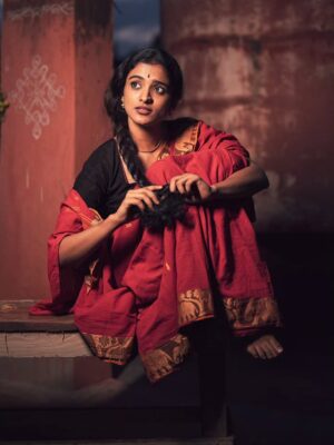 Roopa Koduvayur Instagram - Asle Roopa ante paddhathi..paddhathi ante roopa andhulonu shravana sukravaram..so tappaledu.. 😁 
Pc @pavan_eyemoments idea credits motham pawan ki ..ur my moms fav she's is in love with this look and pictures u know ..😅❤️
.
.
.
.
..
.
.
.
.
.
.
.
.
.
.
.
.
.
.
.

.
#traditional #roopakoduvayur #vintagestyle