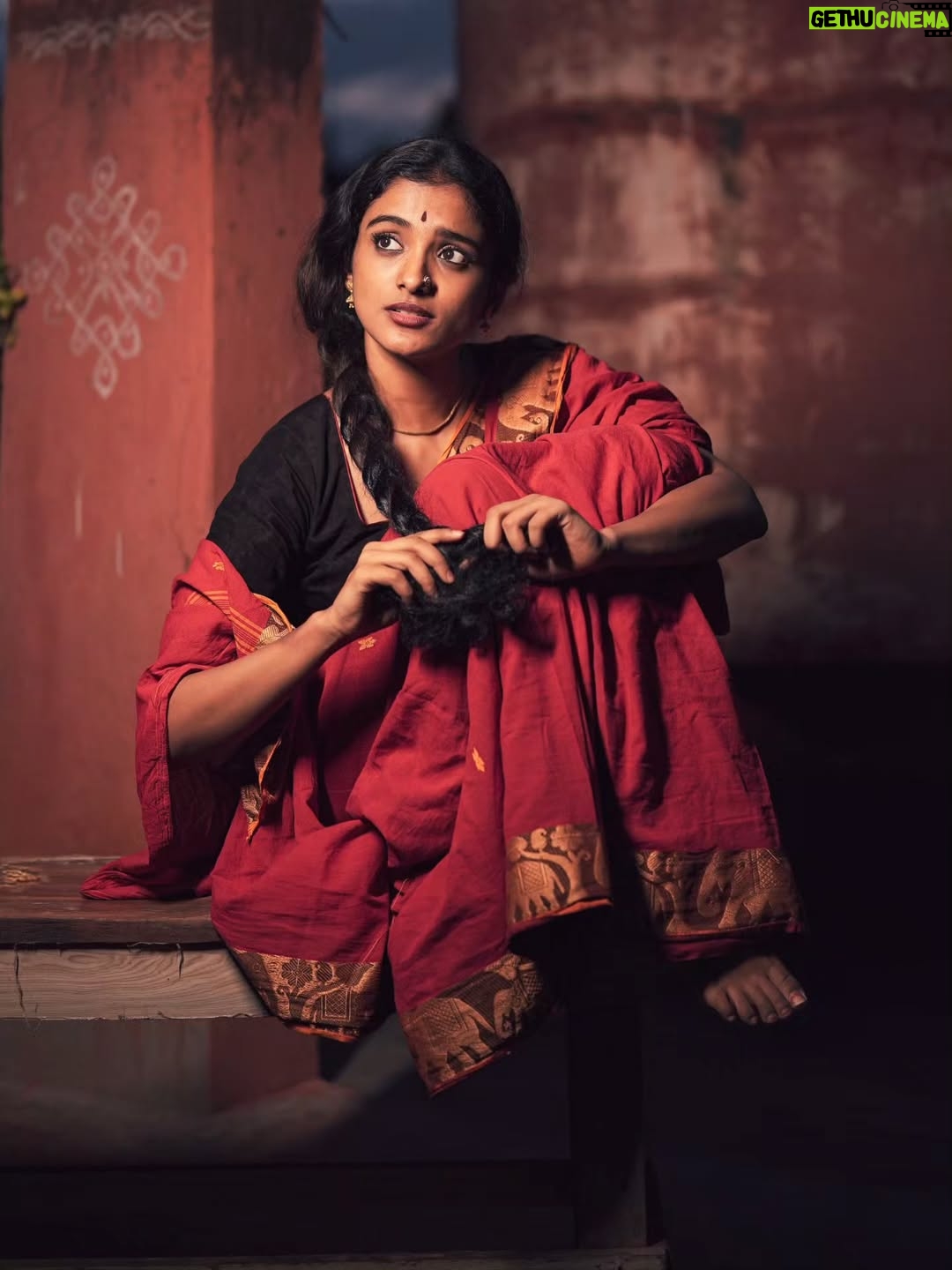 Roopa Koduvayur - 11.3K Likes - Asle Roopa ante paddhathi..paddhathi ante roopa andhulonu shravana sukravaram..so tappaledu.. 😁 
Pc @pavan_eyemoments idea credits motham pawan ki ..ur my moms fav she's is in love with this look and pictures u know ..😅❤️
.
.
.
.
..
.
.
.
.
.
.
.
.
.
.
.
.
.
.
.

.
#traditional #roopakoduvayur #vintagestyle