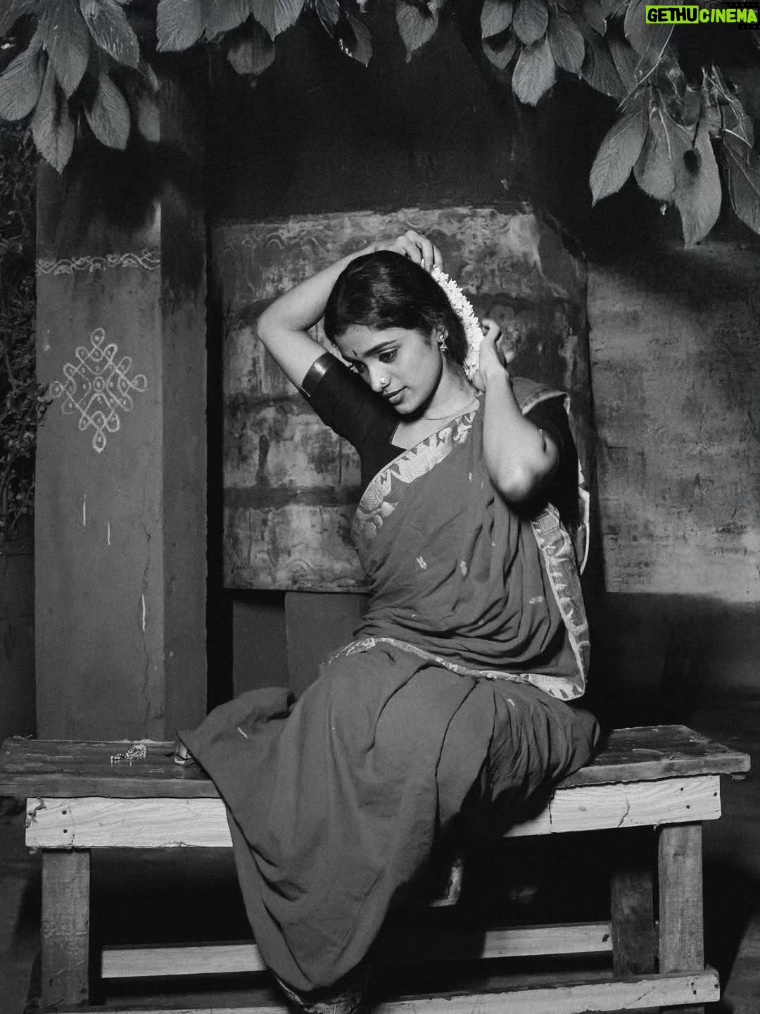 Roopa Koduvayur - 11.3K Likes - Asle Roopa ante paddhathi..paddhathi ante roopa andhulonu shravana sukravaram..so tappaledu.. 😁 
Pc @pavan_eyemoments idea credits motham pawan ki ..ur my moms fav she's is in love with this look and pictures u know ..😅❤️
.
.
.
.
..
.
.
.
.
.
.
.
.
.
.
.
.
.
.
.

.
#traditional #roopakoduvayur #vintagestyle