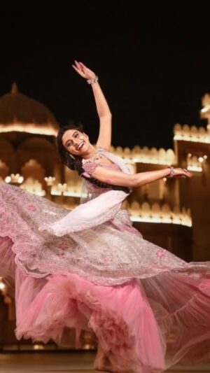 Roopa Koduvayur Instagram - Kaahe ched ched mohe...🎶 💗
Choreographed by me 💁🏻‍♀️
Shot by @raghuramandyou @weddingsainmas 
Edited by @bharadwajsirigyadha
Location @raw_.studios
Wearing @suvarnamandirbyrajsarepalli
Styled by @aswinimulpury 
Jewellery @navkar_boutique 
.
.
.
.
#kathak #birjumaharaj #madhuridixit #devdas #indianclassicaldance