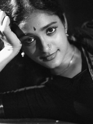 Roopa Koduvayur Instagram - నీవేనా నను తలచినది.
.
.
.
@roopakoduvayur_9 ✨
.
.
@maniratnam.talkies @maniratnam_frames @maniratnam_ @maniratnam.holic 
#maniratnam #manirathnam🎬 #maniratnamarrcombo🎸🎬 #émotions #framings #emotions #photo #photographer #photography #vintage #vintagephotographs #sepiaphotography #retro #oldstyle