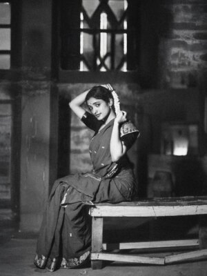 Roopa Koduvayur Instagram - నీవేనా నను తలచినది.
.
.
.
@roopakoduvayur_9 ✨
.
.
@maniratnam.talkies @maniratnam_frames @maniratnam_ @maniratnam.holic 
#maniratnam #manirathnam🎬 #maniratnamarrcombo🎸🎬 #émotions #framings #emotions #photo #photographer #photography #vintage #vintagephotographs #sepiaphotography #retro #oldstyle
