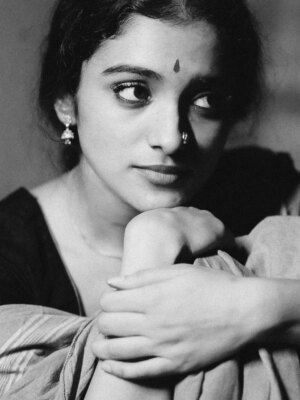 Roopa Koduvayur Instagram - నీవేనా నను తలచినది.
.
.
.
@roopakoduvayur_9 ✨
.
.
@maniratnam.talkies @maniratnam_frames @maniratnam_ @maniratnam.holic 
#maniratnam #manirathnam🎬 #maniratnamarrcombo🎸🎬 #émotions #framings #emotions #photo #photographer #photography #vintage #vintagephotographs #sepiaphotography #retro #oldstyle