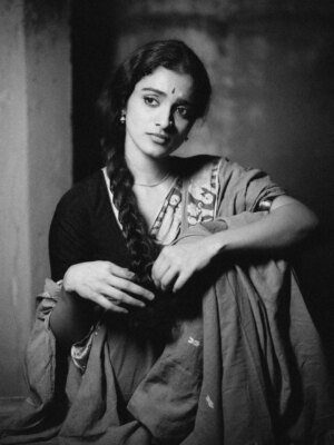 Roopa Koduvayur Instagram - నీవేనా నను తలచినది.
.
.
.
@roopakoduvayur_9 ✨
.
.
@maniratnam.talkies @maniratnam_frames @maniratnam_ @maniratnam.holic 
#maniratnam #manirathnam🎬 #maniratnamarrcombo🎸🎬 #émotions #framings #emotions #photo #photographer #photography #vintage #vintagephotographs #sepiaphotography #retro #oldstyle