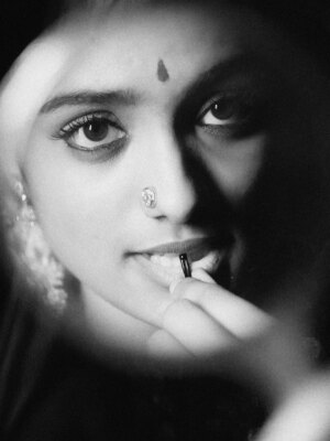 Roopa Koduvayur Instagram - నీవేనా నను తలచినది.
.
.
.
@roopakoduvayur_9 ✨
.
.
@maniratnam.talkies @maniratnam_frames @maniratnam_ @maniratnam.holic 
#maniratnam #manirathnam🎬 #maniratnamarrcombo🎸🎬 #émotions #framings #emotions #photo #photographer #photography #vintage #vintagephotographs #sepiaphotography #retro #oldstyle