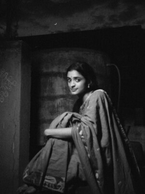 Roopa Koduvayur Instagram - నీవేనా నను తలచినది.
.
.
.
@roopakoduvayur_9 ✨
.
.
@maniratnam.talkies @maniratnam_frames @maniratnam_ @maniratnam.holic 
#maniratnam #manirathnam🎬 #maniratnamarrcombo🎸🎬 #émotions #framings #emotions #photo #photographer #photography #vintage #vintagephotographs #sepiaphotography #retro #oldstyle