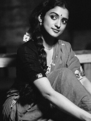 Roopa Koduvayur Instagram - నీవేనా నను తలచినది.
.
.
.
@roopakoduvayur_9 ✨
.
.
@maniratnam.talkies @maniratnam_frames @maniratnam_ @maniratnam.holic 
#maniratnam #manirathnam🎬 #maniratnamarrcombo🎸🎬 #émotions #framings #emotions #photo #photographer #photography #vintage #vintagephotographs #sepiaphotography #retro #oldstyle