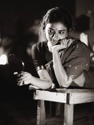 Roopa Koduvayur Instagram - Asle Roopa ante paddhathi..paddhathi ante roopa andhulonu shravana sukravaram..so tappaledu.. 😁 
Pc @pavan_eyemoments idea credits motham pawan ki ..ur my moms fav she's is in love with this look and pictures u know ..😅❤️
.
.
.
.
..
.
.
.
.
.
.
.
.
.
.
.
.
.
.
.

.
#traditional #roopakoduvayur #vintagestyle