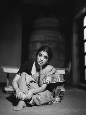 Roopa Koduvayur Instagram - నీవేనా నను తలచినది.
.
.
.
@roopakoduvayur_9 ✨
.
.
@maniratnam.talkies @maniratnam_frames @maniratnam_ @maniratnam.holic 
#maniratnam #manirathnam🎬 #maniratnamarrcombo🎸🎬 #émotions #framings #emotions #photo #photographer #photography #vintage #vintagephotographs #sepiaphotography #retro #oldstyle