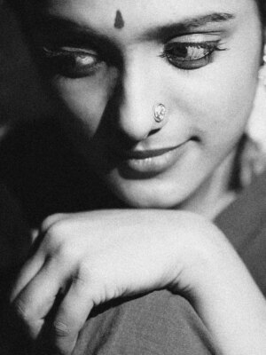 Roopa Koduvayur Instagram - నీవేనా నను తలచినది.
.
.
.
@roopakoduvayur_9 ✨
.
.
@maniratnam.talkies @maniratnam_frames @maniratnam_ @maniratnam.holic 
#maniratnam #manirathnam🎬 #maniratnamarrcombo🎸🎬 #émotions #framings #emotions #photo #photographer #photography #vintage #vintagephotographs #sepiaphotography #retro #oldstyle
