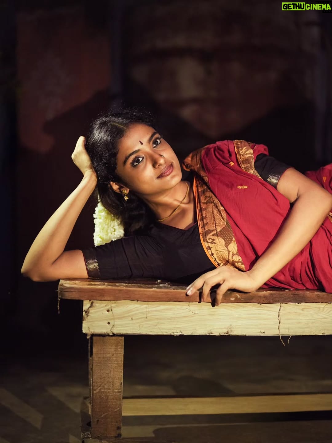 Roopa Koduvayur - 11.3K Likes - Asle Roopa ante paddhathi..paddhathi ante roopa andhulonu shravana sukravaram..so tappaledu.. 😁 
Pc @pavan_eyemoments idea credits motham pawan ki ..ur my moms fav she's is in love with this look and pictures u know ..😅❤️
.
.
.
.
..
.
.
.
.
.
.
.
.
.
.
.
.
.
.
.

.
#traditional #roopakoduvayur #vintagestyle
