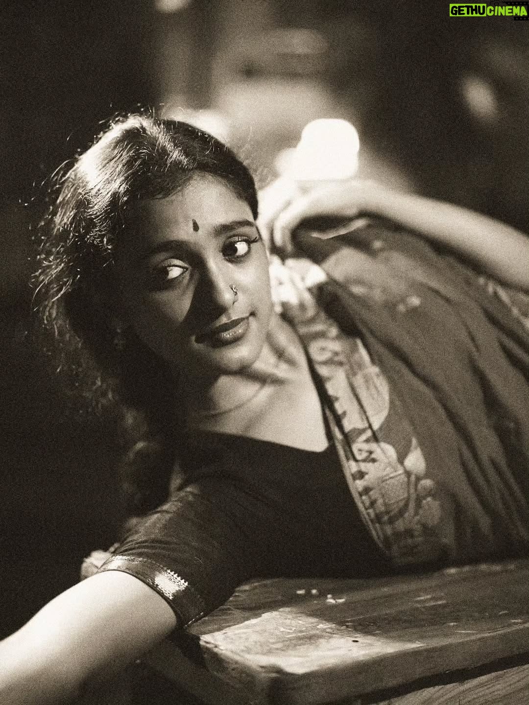 Roopa Koduvayur - 11.3K Likes - Asle Roopa ante paddhathi..paddhathi ante roopa andhulonu shravana sukravaram..so tappaledu.. 😁 
Pc @pavan_eyemoments idea credits motham pawan ki ..ur my moms fav she's is in love with this look and pictures u know ..😅❤️
.
.
.
.
..
.
.
.
.
.
.
.
.
.
.
.
.
.
.
.

.
#traditional #roopakoduvayur #vintagestyle