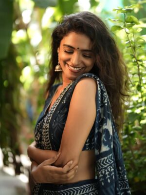 Roopa Koduvayur Instagram - Living the soft life like a housewife… now accepting applications for house husband 😉😌
Wearing this comfy saree from @karthikeya.the.angadi
Pc @pavan_eyemoments 
Location @samrajya_resorts