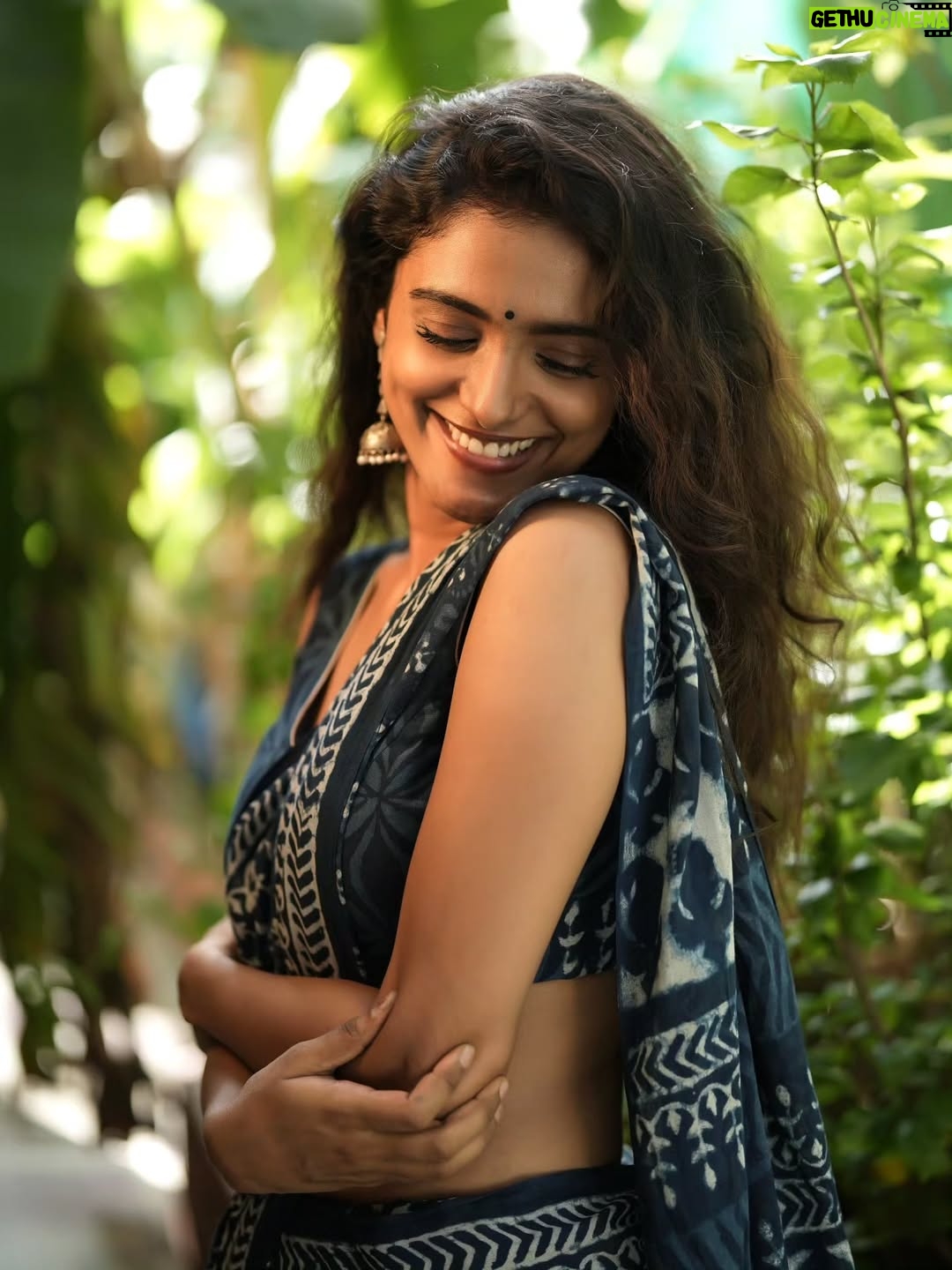 Roopa Koduvayur - 7.5K Likes - Living the soft life like a housewife… now accepting applications for house husband 😉😌
Wearing this comfy saree from @karthikeya.the.angadi
Pc @pavan_eyemoments 
Location @samrajya_resorts