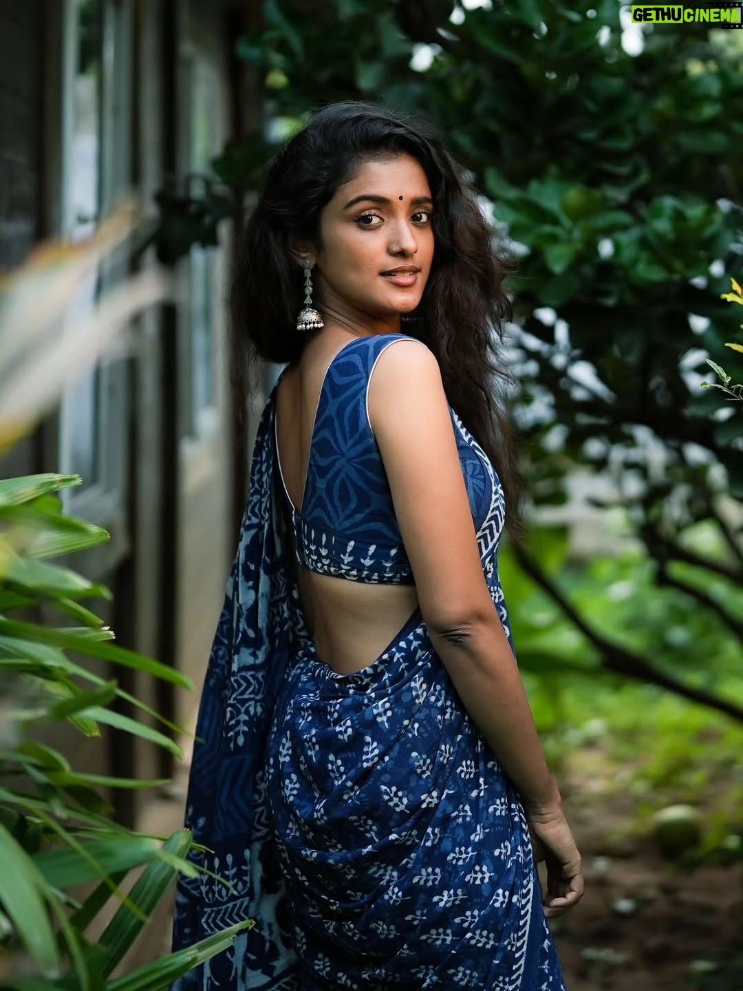 Roopa Koduvayur - 7.5K Likes - Living the soft life like a housewife… now accepting applications for house husband 😉😌
Wearing this comfy saree from @karthikeya.the.angadi
Pc @pavan_eyemoments 
Location @samrajya_resorts