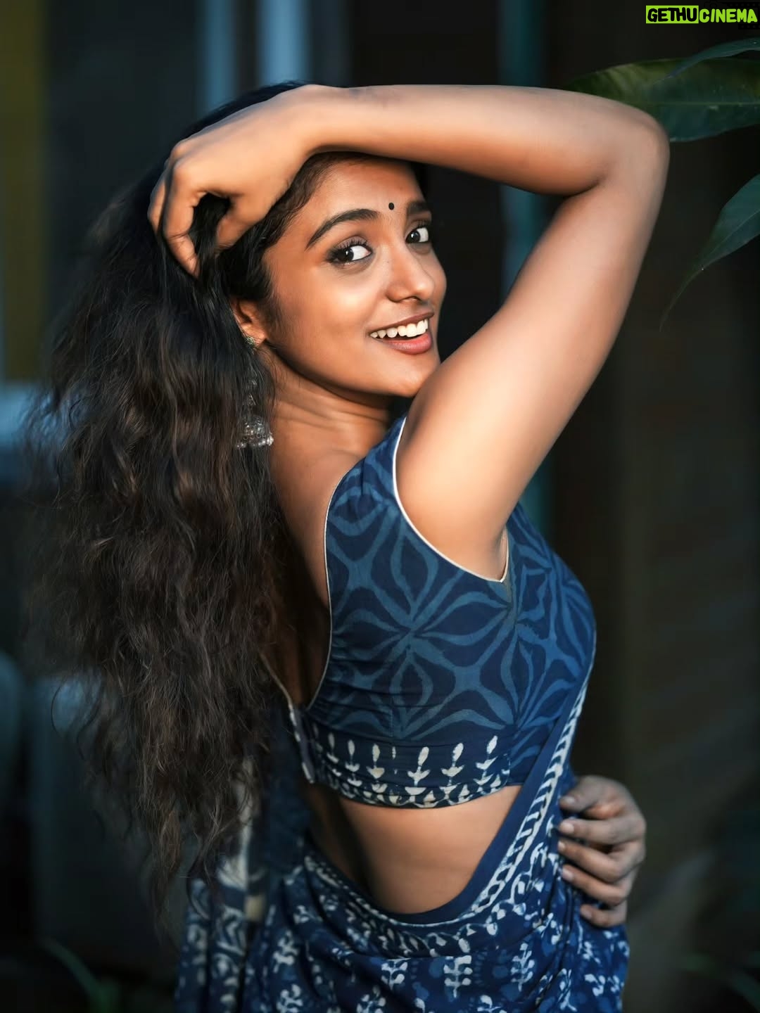 Roopa Koduvayur - 7.5K Likes - Living the soft life like a housewife… now accepting applications for house husband 😉😌
Wearing this comfy saree from @karthikeya.the.angadi
Pc @pavan_eyemoments 
Location @samrajya_resorts
