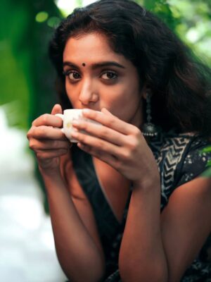 Roopa Koduvayur Instagram - Living the soft life like a housewife… now accepting applications for house husband 😉😌
Wearing this comfy saree from @karthikeya.the.angadi
Pc @pavan_eyemoments 
Location @samrajya_resorts