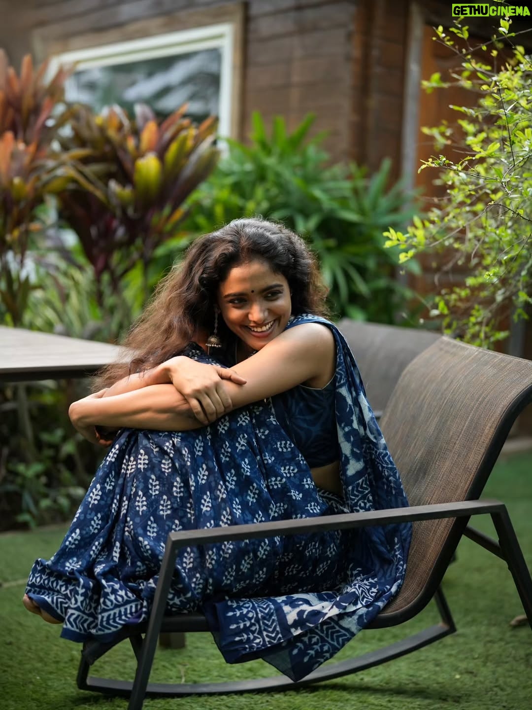 Roopa Koduvayur - 7.5K Likes - Living the soft life like a housewife… now accepting applications for house husband 😉😌
Wearing this comfy saree from @karthikeya.the.angadi
Pc @pavan_eyemoments 
Location @samrajya_resorts