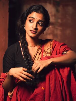 Roopa Koduvayur Instagram - Asle Roopa ante paddhathi..paddhathi ante roopa andhulonu shravana sukravaram..so tappaledu.. 😁 
Pc @pavan_eyemoments idea credits motham pawan ki ..ur my moms fav she's is in love with this look and pictures u know ..😅❤️
.
.
.
.
..
.
.
.
.
.
.
.
.
.
.
.
.
.
.
.

.
#traditional #roopakoduvayur #vintagestyle