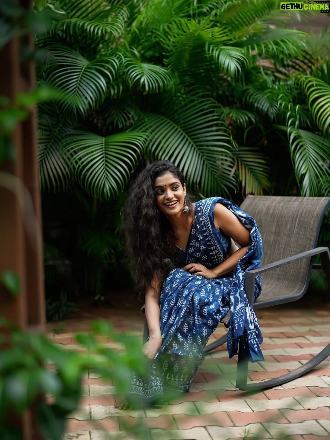 Roopa Koduvayur - 7.5K Likes - Living the soft life like a housewife… now accepting applications for house husband 😉😌
Wearing this comfy saree from @karthikeya.the.angadi
Pc @pavan_eyemoments 
Location @samrajya_resorts