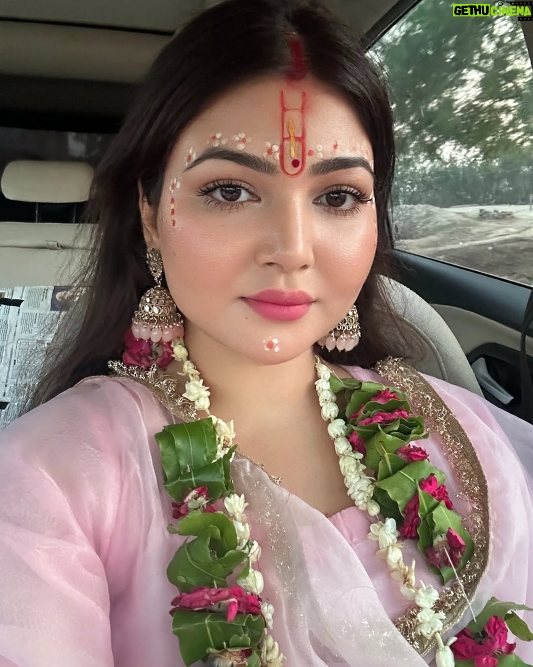 Rose Rawat - 130K Likes - बरसाना जाना सिर्फ़ यात्रा नहीं, ये तो राधा रानी के चरणों में आत्मा का समर्पण है! राधे राधे 🧿❤️ राधा कृष्ण 🙏