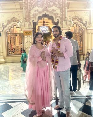 Rose Rawat Instagram - बरसाना जाना सिर्फ़ यात्रा नहीं, ये तो राधा रानी के चरणों में आत्मा का समर्पण है! राधे राधे 🧿❤️ राधा कृष्ण 🙏