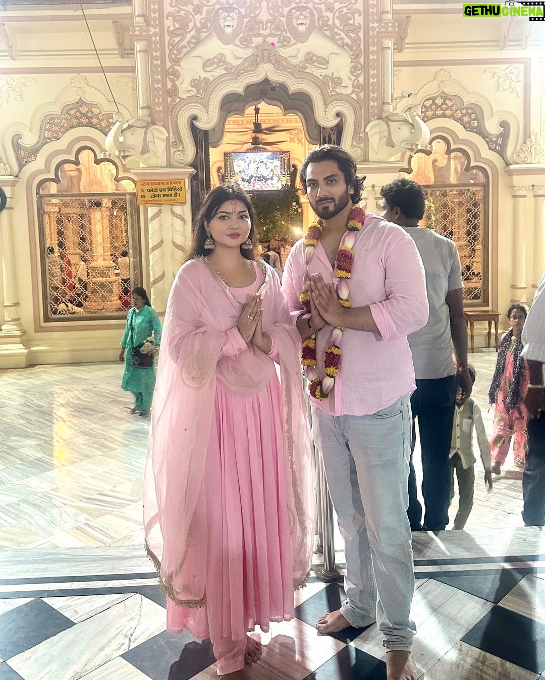 Rose Rawat - 130K Likes - बरसाना जाना सिर्फ़ यात्रा नहीं, ये तो राधा रानी के चरणों में आत्मा का समर्पण है! राधे राधे 🧿❤️ राधा कृष्ण 🙏