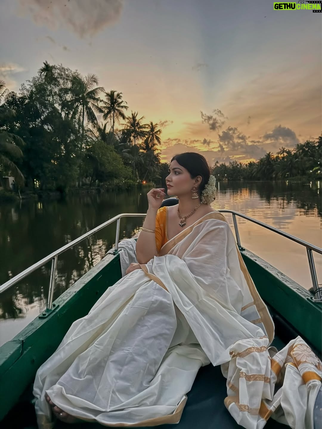 Rose Rawat - 11.3K Likes - “मैं वक़्त के साथ नहीं बदली, मैं निखर गई हूँ…”
ज़िंदगी ने सिखाया सब्र का मतलब,
वक़्त ने सिखाया खुद से प्यार करना।
हर बदलाव ने मुझे थोड़ा और मजबूत बनाया,
हर मोड़ पर मैंने खुद को फिर से पाया।