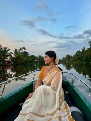 Rose Rawat Instagram - “मैं वक़्त के साथ नहीं बदली, मैं निखर गई हूँ…”
ज़िंदगी ने सिखाया सब्र का मतलब,
वक़्त ने सिखाया खुद से प्यार करना।
हर बदलाव ने मुझे थोड़ा और मजबूत बनाया,
हर मोड़ पर मैंने खुद को फिर से पाया।