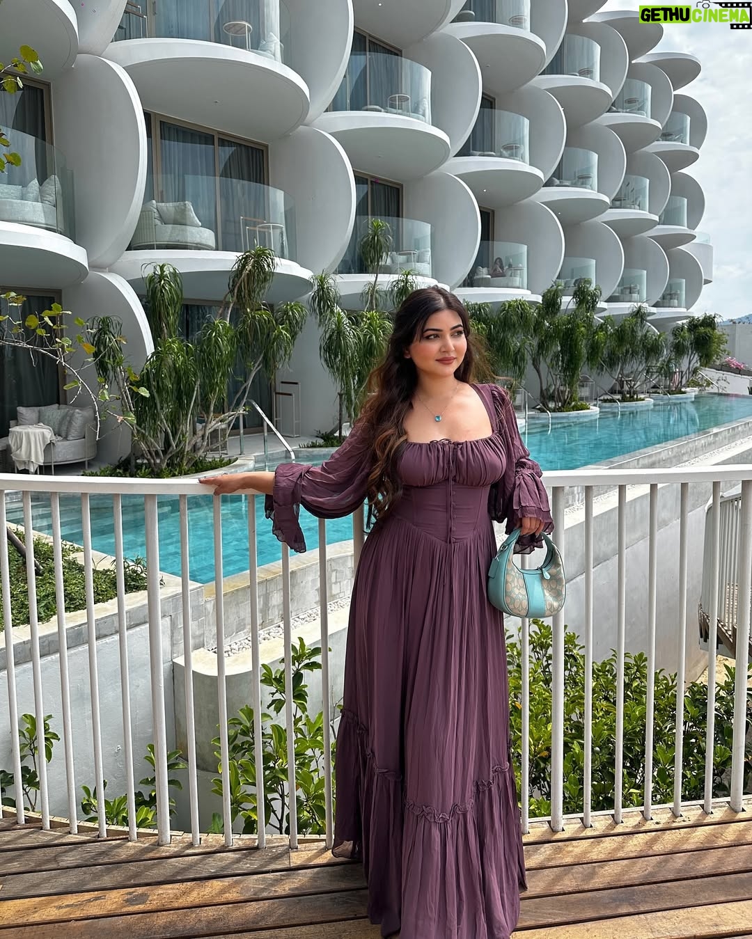 Rose Rawat - 7.4K Likes - लोगों से दूर, 
खुद में खोए रहना ज्यादा अच्छा लगता हैं।।🍁🍂