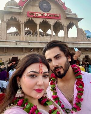 Rose Rawat Instagram - बरसाना जाना सिर्फ़ यात्रा नहीं, ये तो राधा रानी के चरणों में आत्मा का समर्पण है! राधे राधे 🧿❤️ राधा कृष्ण 🙏