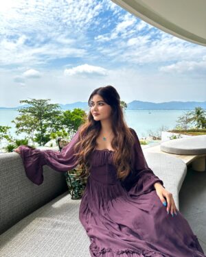 Rose Rawat Instagram - लोगों से दूर,
खुद में खोए रहना ज्यादा अच्छा लगता हैं।।🍁🍂