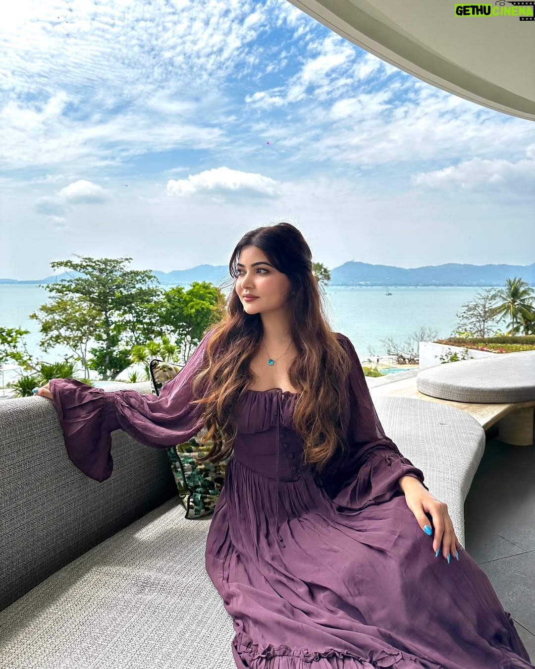 Rose Rawat - 7.4K Likes - लोगों से दूर, 
खुद में खोए रहना ज्यादा अच्छा लगता हैं।।🍁🍂