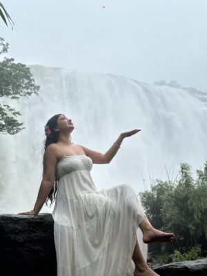 Rose Rawat Instagram - For a minute there I lost myself 🤍
.
.
.
#keral #keralagram #weather #rain #waterfall #natur #naturelovers #munnar #kerala