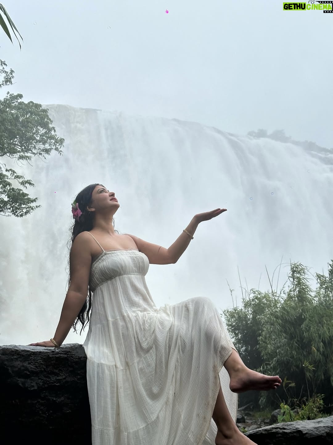 Rose Rawat - 19.5K Likes - For a minute there I lost myself 🤍 

.

.

.

#keral #keralagram #weather #rain #waterfall #natur #naturelovers #munnar #kerala