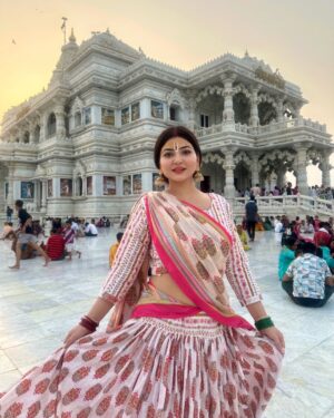Rose Rawat Instagram - वो प्रेम ही क्या जो कृष्ण से ना हों 🦚🪈
🙏 राधे राधे 🙏