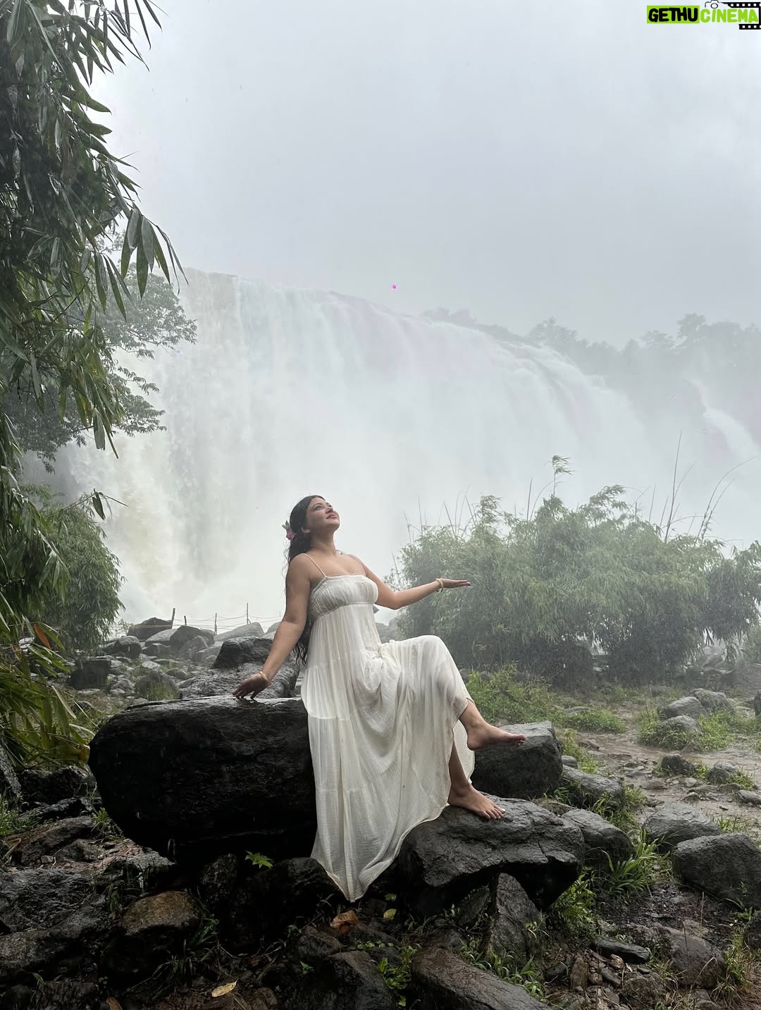 Rose Rawat - 19.5K Likes - For a minute there I lost myself 🤍 

.

.

.

#keral #keralagram #weather #rain #waterfall #natur #naturelovers #munnar #kerala