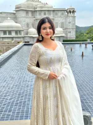 Rose Rawat Instagram - Hans waala सफ़ेद 🦢🪞✨🤍🕊️
Outfit- @idaho_o